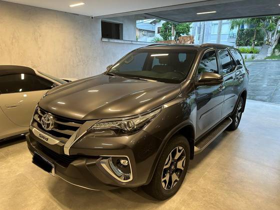 TOYOTA HILUX SW4 2.8 SRX DIAMOND 4X4 7 LUGARES 16V TURBO INTERCOOLER DIESEL 4P AUTOMÁTICO
